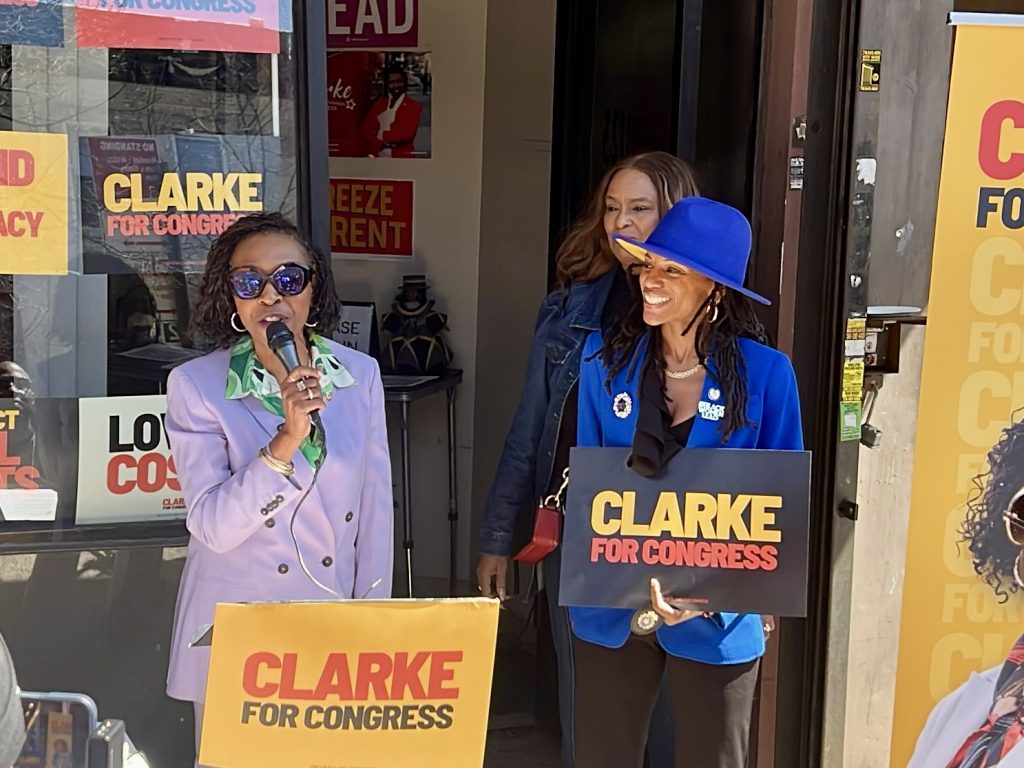 Yvette Clarke (izquierda) junto a la asambleísta Monique Chandler-Waterman (derecha) durante el evento. Foto: NYH