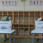 Personas votan este domingo, en Lima (Perú). Las autoridades electorales de Perú ampliaron una hora más el tiempo para sufragar este domingo en las elecciones generales tras los múltiples problemas registrados para abrir los centros de votación, especialmente en Lima. EFE