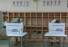 Personas votan este domingo, en Lima (Perú). Las autoridades electorales de Perú ampliaron una hora más el tiempo para sufragar este domingo en las elecciones generales tras los múltiples problemas registrados para abrir los centros de votación, especialmente en Lima. EFE