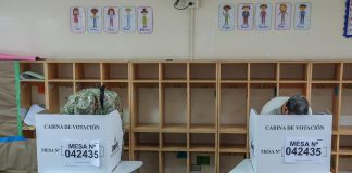 Personas votan este domingo, en Lima (Perú). Las autoridades electorales de Perú ampliaron una hora más el tiempo para sufragar este domingo en las elecciones generales tras los múltiples problemas registrados para abrir los centros de votación, especialmente en Lima. EFE