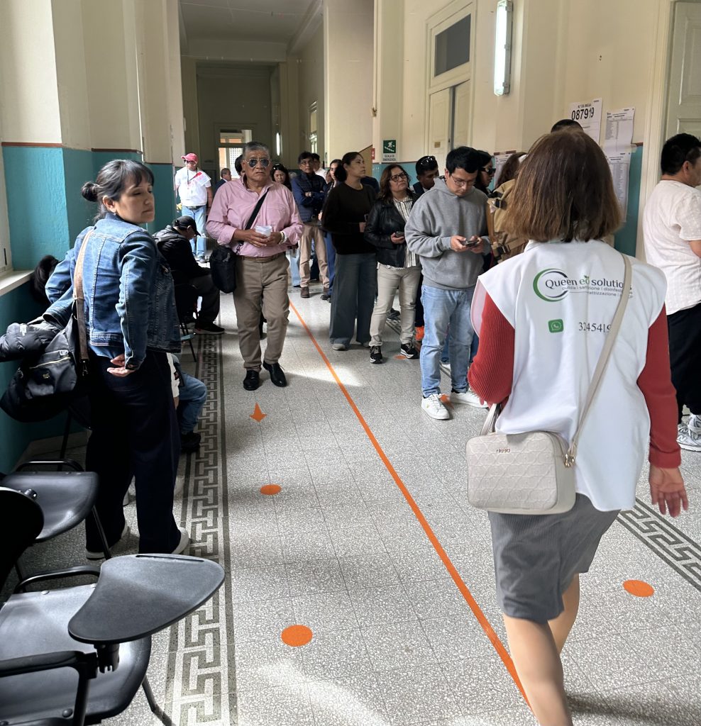 Peruanos haciendo cola para votar en el Instituto Santa Caterina da Santa Rosa, uno de los dos centros de sufragio instalados por el Consulado del Perú en Roma para las elecciones generales del 12 de abril del 2026.Foto: Carmen Valdivieso Hulbert