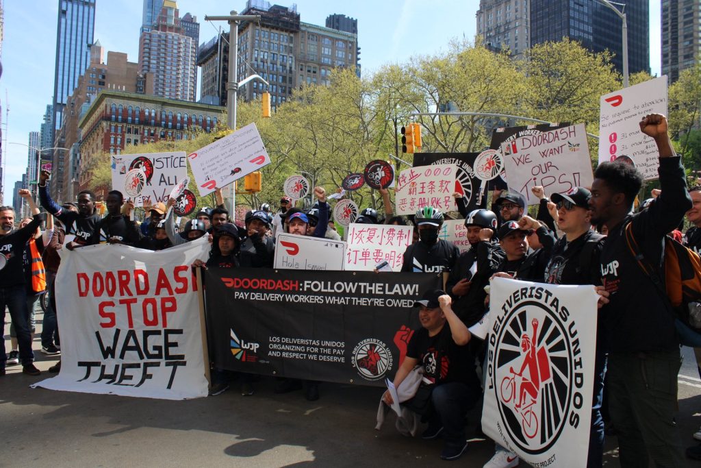 Miembros de Deliveristas Unidos durante una manifestacion contra la emprea Door Dash para defender sus derechos laborales. foto Archivo