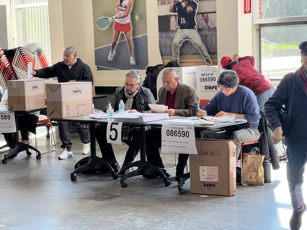 Una de las mesas electorales, en las elecciones generales del Perú en Nueva York, el domingo 12 de abril. Foto: NYH