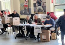 Alta participación y normalidad marcan la jornada electoral peruana en Nueva York Una de las mesas electorales, en las elecciones generales del Perú en Nueva York, el domingo 12 de abril. Foto: NYH