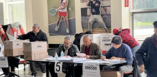 Una de las mesas electorales, en las elecciones generales del Perú en Nueva York, el domingo 12 de abril. Foto: NYH