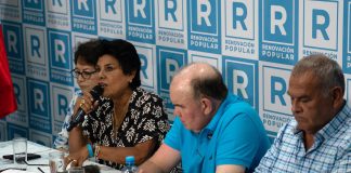 La candidata a la vicepresidencia por el partido Renovación Popular, Norma Yarrow (2-i), habla en una rueda de prensa en Lima (Perú), junto al candidato Rafael Lopez Aliaga. EFE/ John Reyes