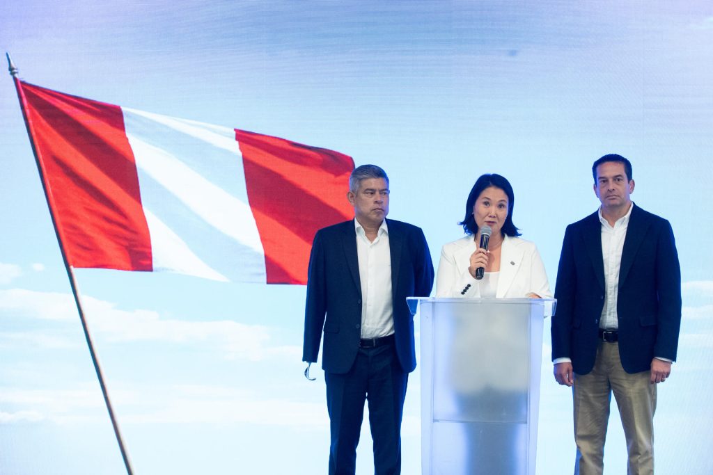La candidata presidencial peruana Keiko Fujimori (C) habla en una conferencia de prensa, junto a Luis Galarreta (I) y Miki Torres (D) en Lima, Perú, el 13 de abril de 2026. EFE