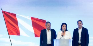 La candidata presidencial peruana Keiko Fujimori (C) habla en una conferencia de prensa, junto a Luis Galarreta (I) y Miki Torres (D) en Lima, Perú, el 13 de abril de 2026. EFE