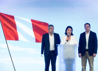 PERÚ ELECCIONES: Fujimori consolida su primer lugar cuando se ha escrutado el 60 % de los votos en Perú La candidata presidencial peruana Keiko Fujimori (C) habla en una conferencia de prensa, junto a Luis Galarreta (I) y Miki Torres (D) en Lima, Perú, el 13 de abril de 2026. EFE