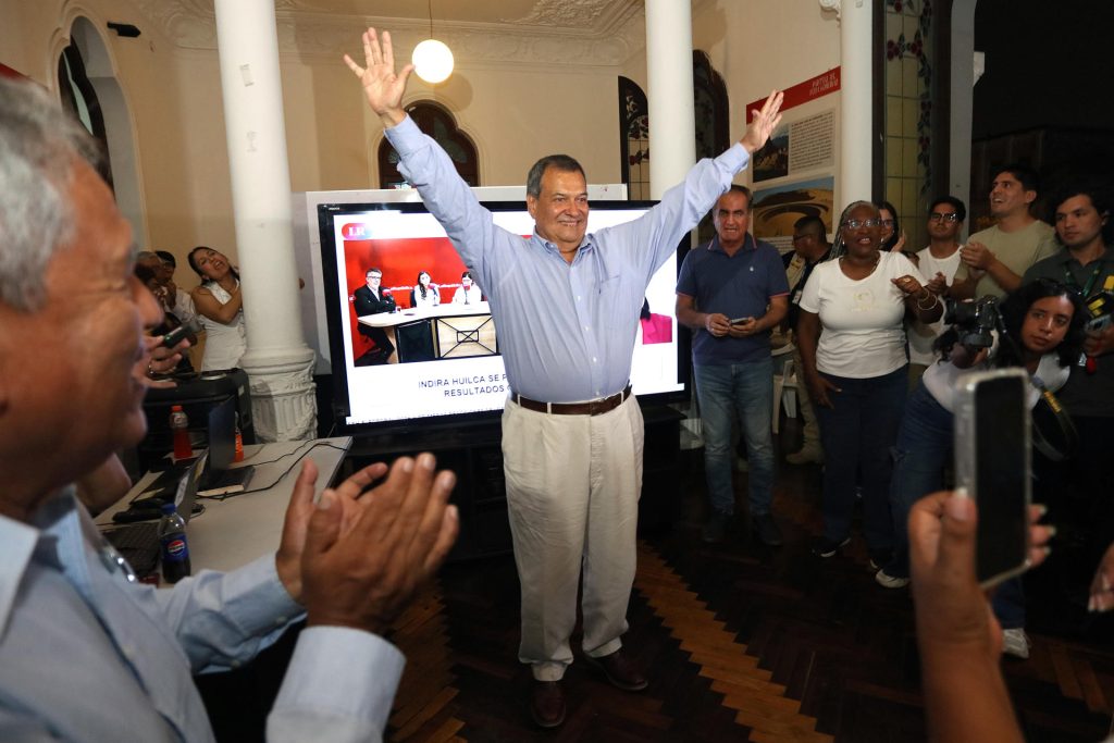 El candidato presidencial por el partido Buen Gobierno, Jorge Nieto, reacciona en su sede de campaña este domingo, en Lima (Perú). EFE