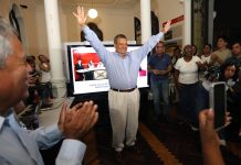 Hasta seis candidatos con opción de disputar Presidencia de Perú con Fujimori El candidato presidencial por el partido Buen Gobierno, Jorge Nieto, reacciona en su sede de campaña este domingo, en Lima (Perú). EFE/ Paul Vallejos