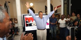 El candidato presidencial por el partido Buen Gobierno, Jorge Nieto, reacciona en su sede de campaña este domingo, en Lima (Perú). EFE/ Paul Vallejos