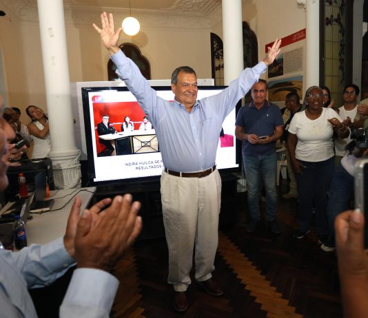 El candidato presidencial por el partido Buen Gobierno, Jorge Nieto, reacciona en su sede de campaña este domingo, en Lima (Perú). EFE/ Paul Vallejos