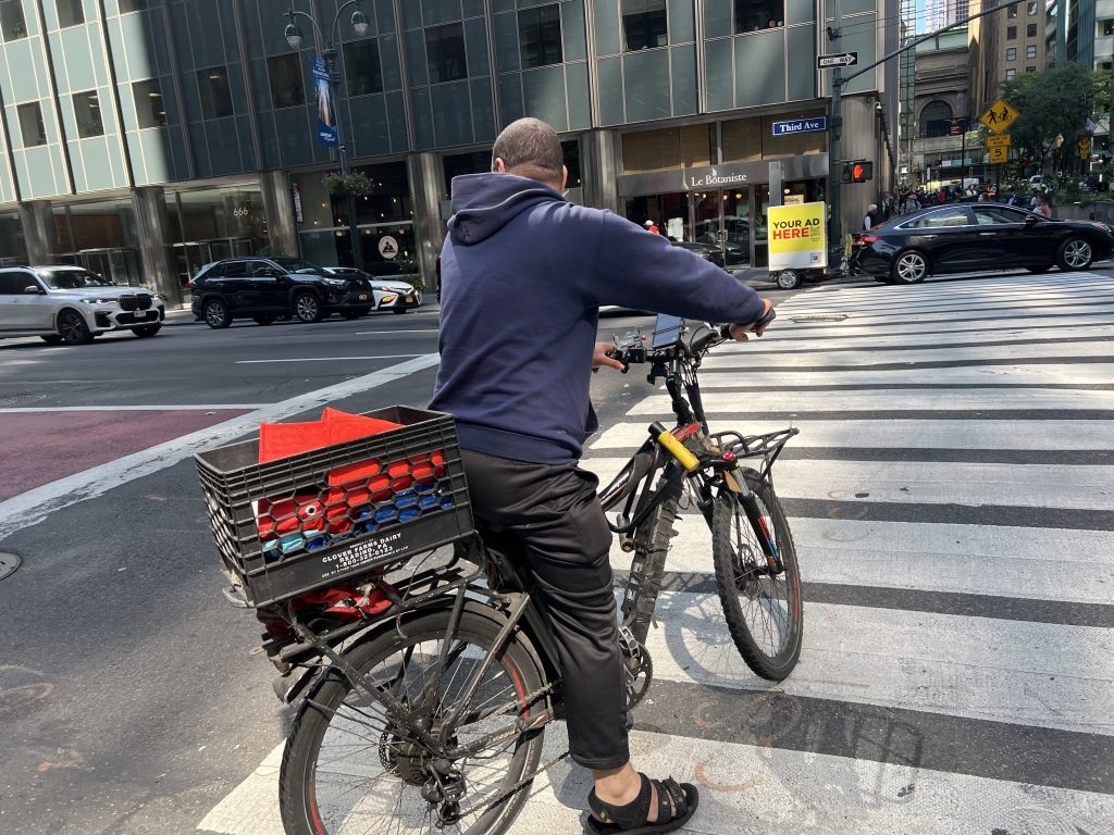 Un trabajador deliverista que trabaja con empresas de aplicaciones. Foto NYH archivo