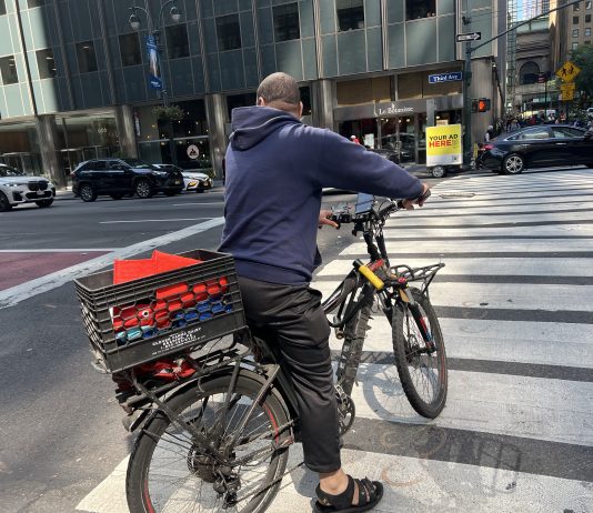 Un trabajador deliverista que trabaja con empresas de aplicaciones. Foto NYH archivo