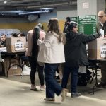 Las elecciones generates del Peru se vienen llevando a cabo este domingo 12 de abril. En la foto, votantes peruanos en el momento que ejercen su derecho al voto, en el centro de votacion de Nueva York habilitado en Queen College, en Flushing, Queens. Foto: NYH