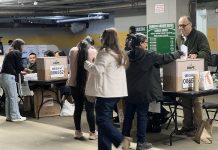 Las elecciones generates del Peru se vienen llevando a cabo este domingo 12 de abril. En la foto, votantes peruanos en el momento que ejercen su derecho al voto, en el centro de votacion de Nueva York habilitado en Queen College, en Flushing, Queens. Foto: NYH