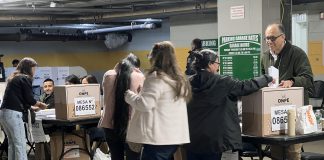 Las elecciones generates del Peru se vienen llevando a cabo este domingo 12 de abril. En la foto, votantes peruanos en el momento que ejercen su derecho al voto, en el centro de votacion de Nueva York habilitado en Queen College, en Flushing, Queens. Foto: NYH