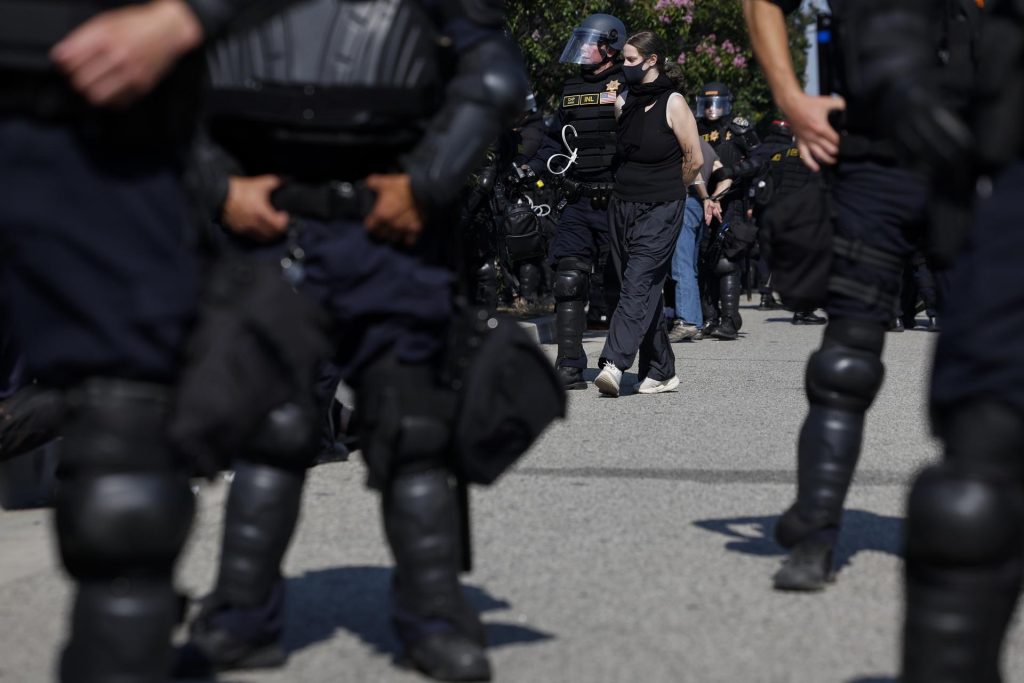 Agentes son criticados por incumplir la orden de un juez federal que prohíbe realizar detenciones a inmigrantes en el interior de la Corte de Inmigración. EFE