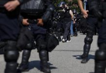 Agentes son criticados por incumplir la orden de un juez federal que prohíbe realizar detenciones a inmigrantes en el interior de la Corte de Inmigración. EFE