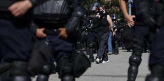 Agentes son criticados por incumplir la orden de un juez federal que prohíbe realizar detenciones a inmigrantes en el interior de la Corte de Inmigración. EFE