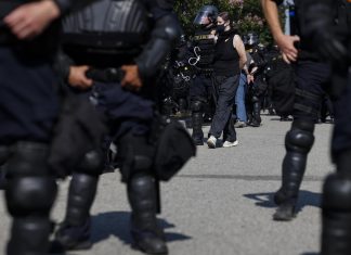 Agentes son criticados por incumplir la orden de un juez federal que prohíbe realizar detenciones a inmigrantes en el interior de la Corte de Inmigración. EFE