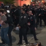 Decenas de personas llegaron al área del hospital Wyckoff Heights, en Bushwick, cuando se enteraron del arresto de un hombre por parte de agente de ICE.