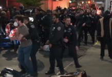 Decenas de personas llegaron al área del hospital Wyckoff Heights, en Bushwick, cuando se enteraron del arresto de un hombre por parte de agente de ICE.