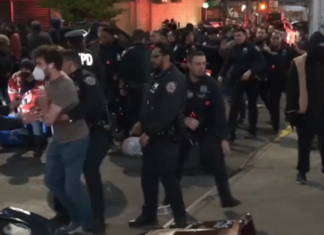 Decenas de personas llegaron al área del hospital Wyckoff Heights, en Bushwick, cuando se enteraron del arresto de un hombre por parte de agente de ICE.