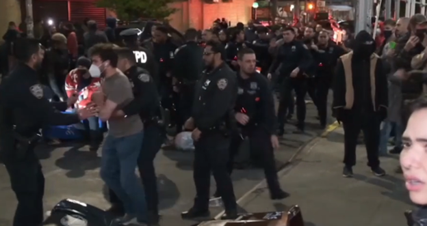 Decenas de personas llegaron al área del hospital Wyckoff Heights, en Bushwick, cuando se enteraron del arresto de un hombre por parte de agente de ICE.