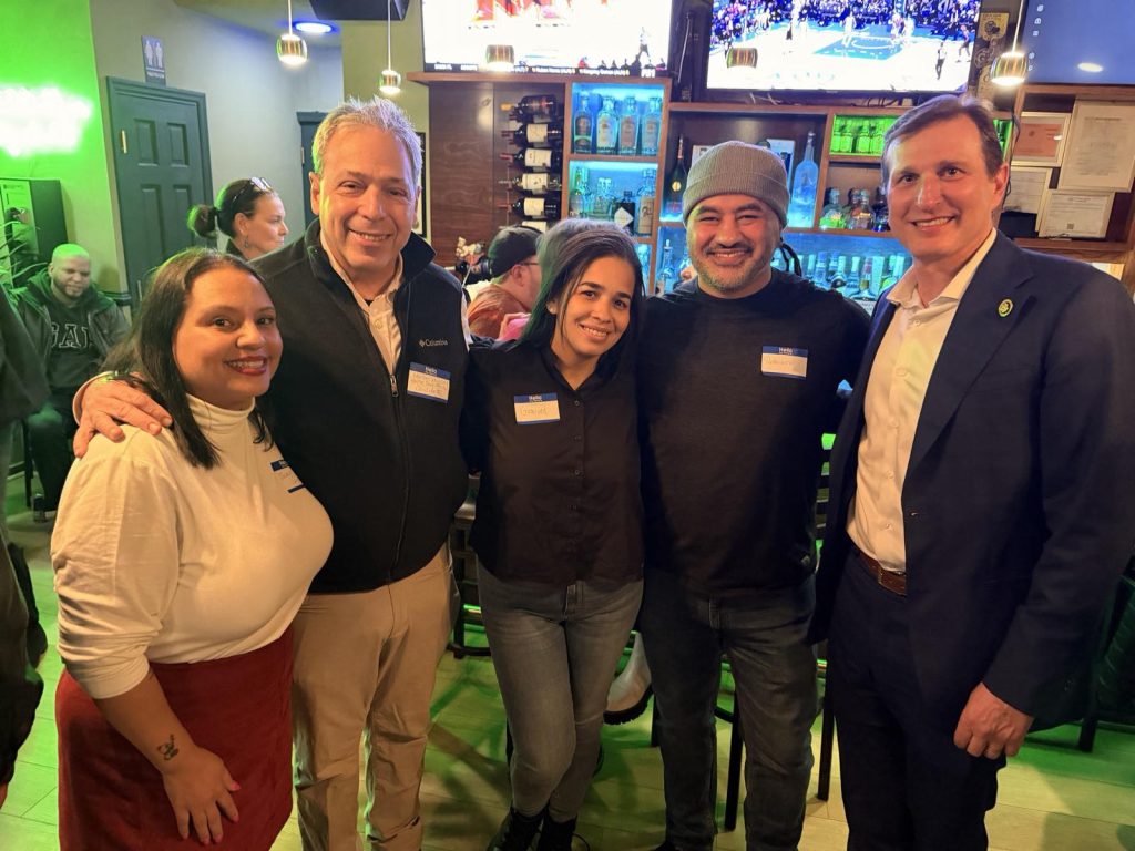 El congresista Dan Goldman reunido con el club demócrata del Lower East Side. 