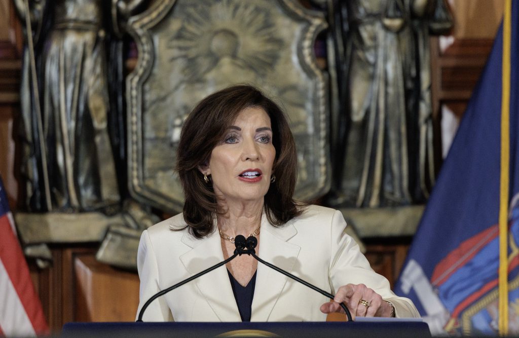 La gobernadora Kathy HOchul durante su anuncio del presupuesto estatal. Foto NYS