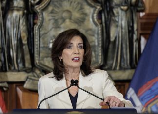 La gobernadora Kathy HOchul durante su anuncio del presupuesto estatal. Foto NYS