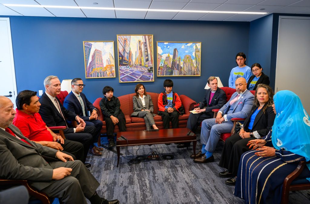 La gobernadora Kathy Hochul se reunió con inmigrantes afectados por las leyes de inmigración y para destacar las nuevas protecciones incluidas en su presupuesto aprobado para el Año Fiscal 2027. 