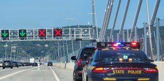 La policía estatal y local realizan un operativo en las autopistas para detectar placas falsas y conducción peligrosa. Foto NYSTA
