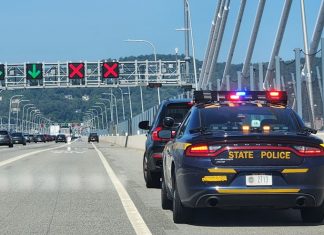 La policía estatal y local realizan un operativo en las autopistas para detectar placas falsas y conducción peligrosa. Foto NYSTA