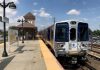 Trenes del Long Island Rail Road (LIRR) operan en Nueva York mientras continúan las negociaciones entre sindicatos y la MTA para evitar una posible huelga que afectaría a miles de pasajeros. Foto: MTA / Long Island Rail Road