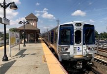Trenes del Long Island Rail Road (LIRR) operan en Nueva York mientras continúan las negociaciones entre sindicatos y la MTA para evitar una posible huelga que afectaría a miles de pasajeros. Foto: MTA / Long Island Rail Road