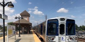 Trenes del Long Island Rail Road (LIRR) operan en Nueva York mientras continúan las negociaciones entre sindicatos y la MTA para evitar una posible huelga que afectaría a miles de pasajeros. Foto: MTA / Long Island Rail Road