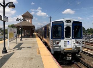 Trenes del Long Island Rail Road (LIRR) operan en Nueva York mientras continúan las negociaciones entre sindicatos y la MTA para evitar una posible huelga que afectaría a miles de pasajeros. Foto: MTA / Long Island Rail Road