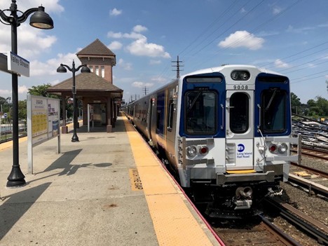 Trenes del Long Island Rail Road (LIRR) operan en Nueva York mientras continúan las negociaciones entre sindicatos y la MTA para evitar una posible huelga que afectaría a miles de pasajeros. Foto: MTA / Long Island Rail Road
