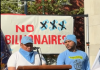Un trabajador inmigrante, miembro de Make The Road New York, junto a Jhefres Reyes, líder distrital de Westchester, explica sobre las dificultades que enfrentan los trabajadores en la situación actual que se vive en el país.