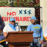 Un trabajador inmigrante, miembro de Make The Road New York, junto a Jhefres Reyes, líder distrital de Westchester, explica sobre las dificultades que enfrentan los trabajadores en la situación actual que se vive en el país.