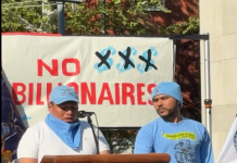 Un trabajador inmigrante, miembro de Make The Road New York, junto a Jhefres Reyes, líder distrital de Westchester, explica sobre las dificultades que enfrentan los trabajadores en la situación actual que se vive en el país.