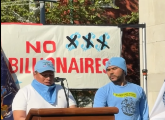 Un trabajador inmigrante, miembro de Make The Road New York, junto a Jhefres Reyes, líder distrital de Westchester, explica sobre las dificultades que enfrentan los trabajadores en la situación actual que se vive en el país.