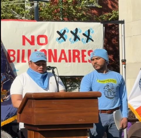 Un trabajador inmigrante, miembro de Make The Road New York, junto a Jhefres Reyes, líder distrital de Westchester, explica sobre las dificultades que enfrentan los trabajadores en la situación actual que se vive en el país. 