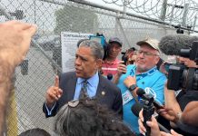 Espaillat denuncia abusos en centro de ICE