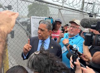 Espaillat denuncia abusos en centro de ICE
