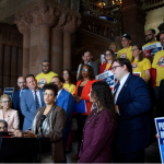 Nueva York aprueba presupuesto récord para educación y familias