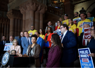 Nueva York aprueba presupuesto récord para educación y familias